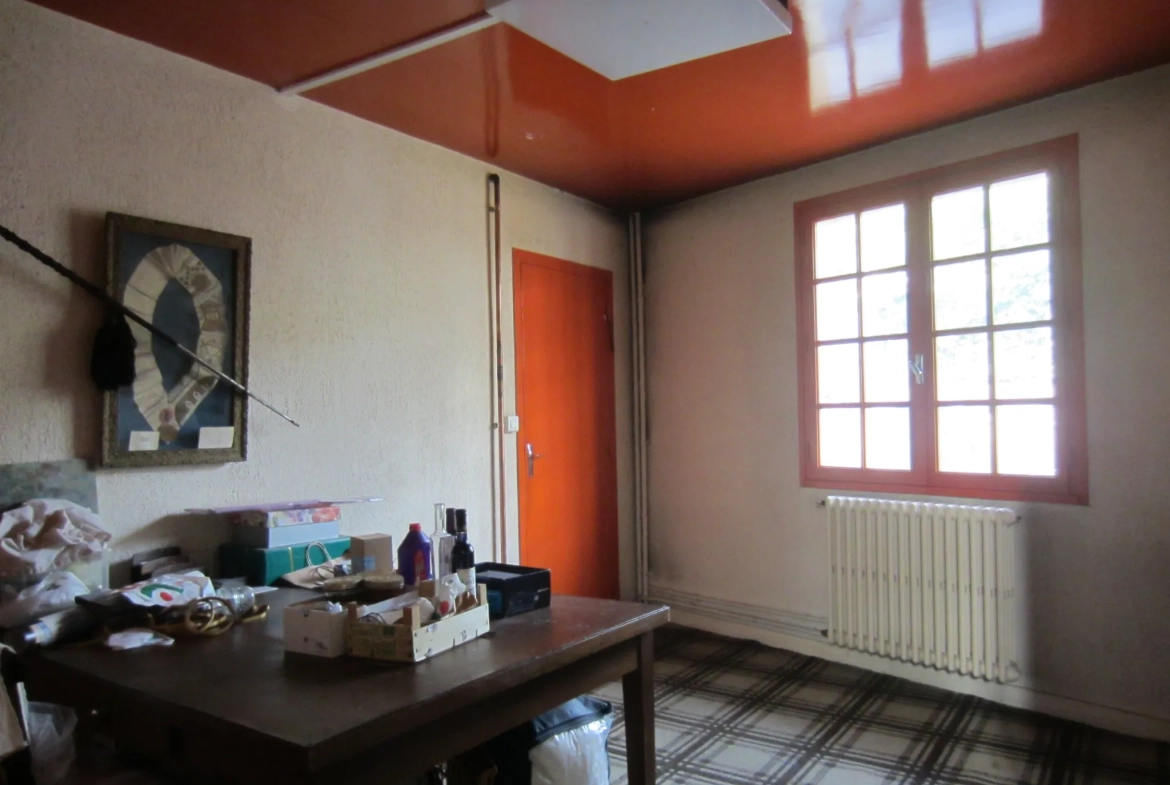 Maison d'architecte en centre-ville de Saint-Girons avec espaces intérieurs et vue imprenable 