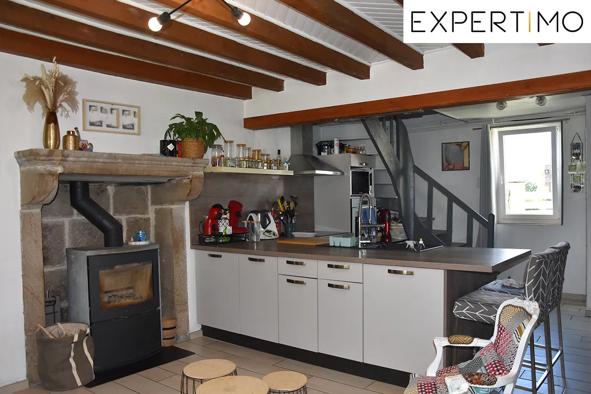 Maison rénovée de 190m² avec grand terrain à Pionsat, idéale pour résidence familiale 