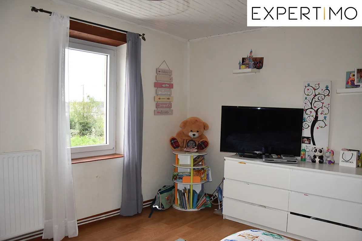 Maison rénovée de 190m² avec grand terrain à Pionsat, idéale pour résidence familiale 