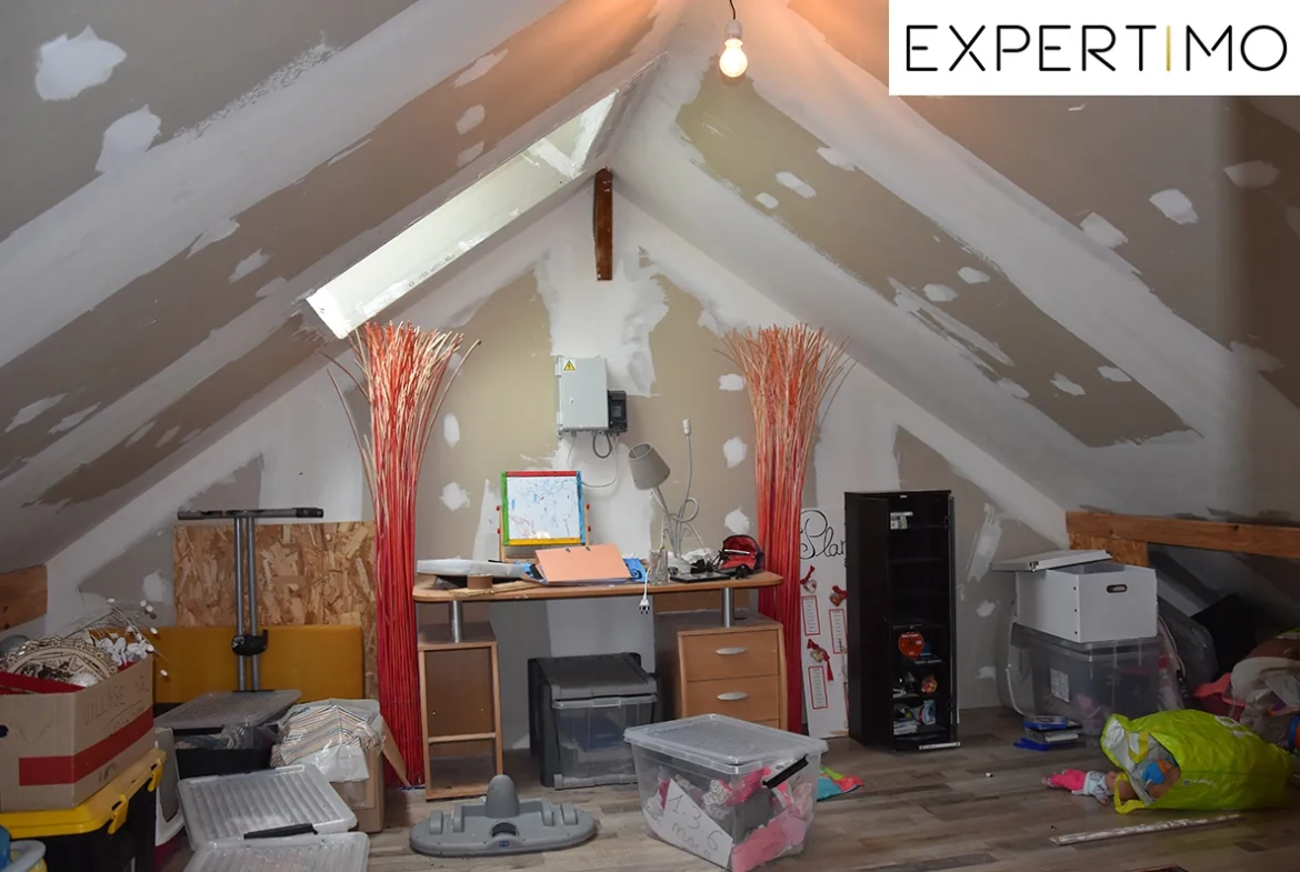 Maison rénovée de 190m² avec grand terrain à Pionsat, idéale pour résidence familiale 