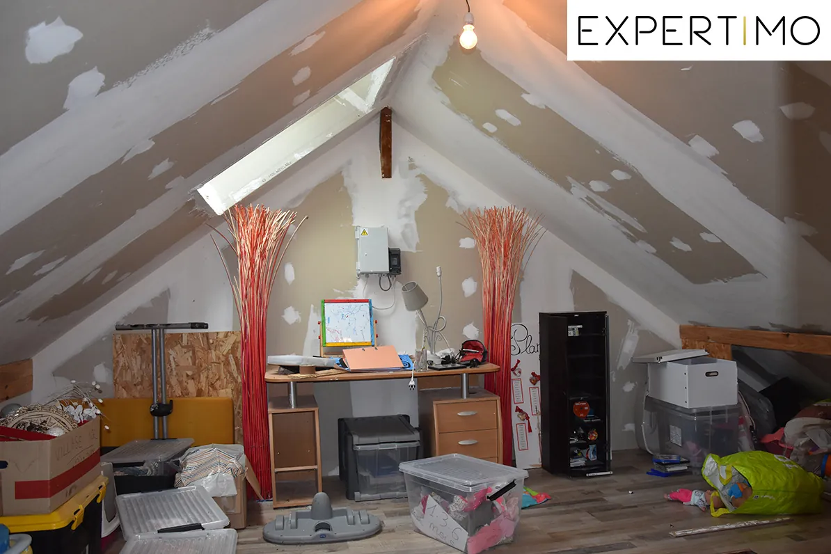 Maison rénovée de 190m² avec grand terrain à Pionsat, idéale pour résidence familiale 