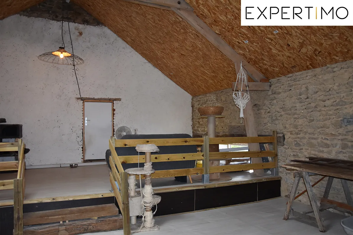 Maison rénovée de 190m² avec grand terrain à Pionsat, idéale pour résidence familiale 