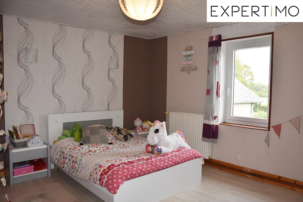 Maison rénovée de 190m² avec grand terrain à Pionsat, idéale pour résidence familiale 