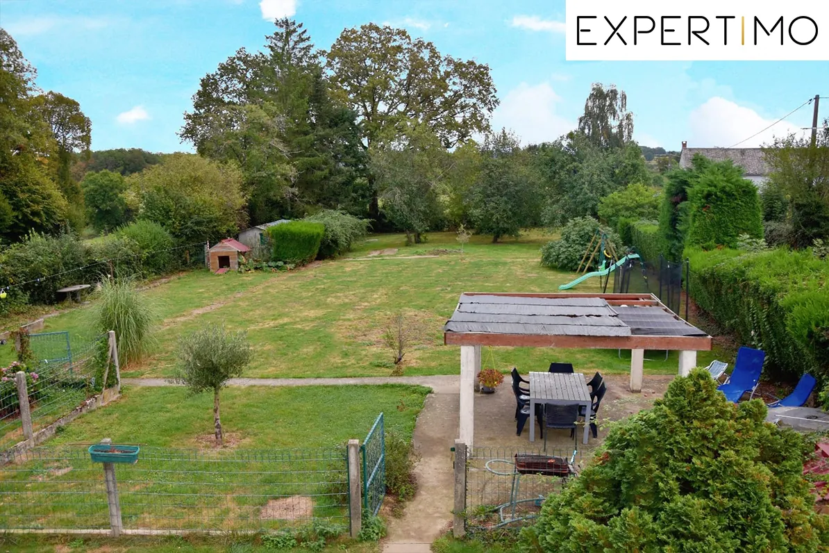 Maison rénovée de 190m² avec grand terrain à Pionsat, idéale pour résidence familiale 