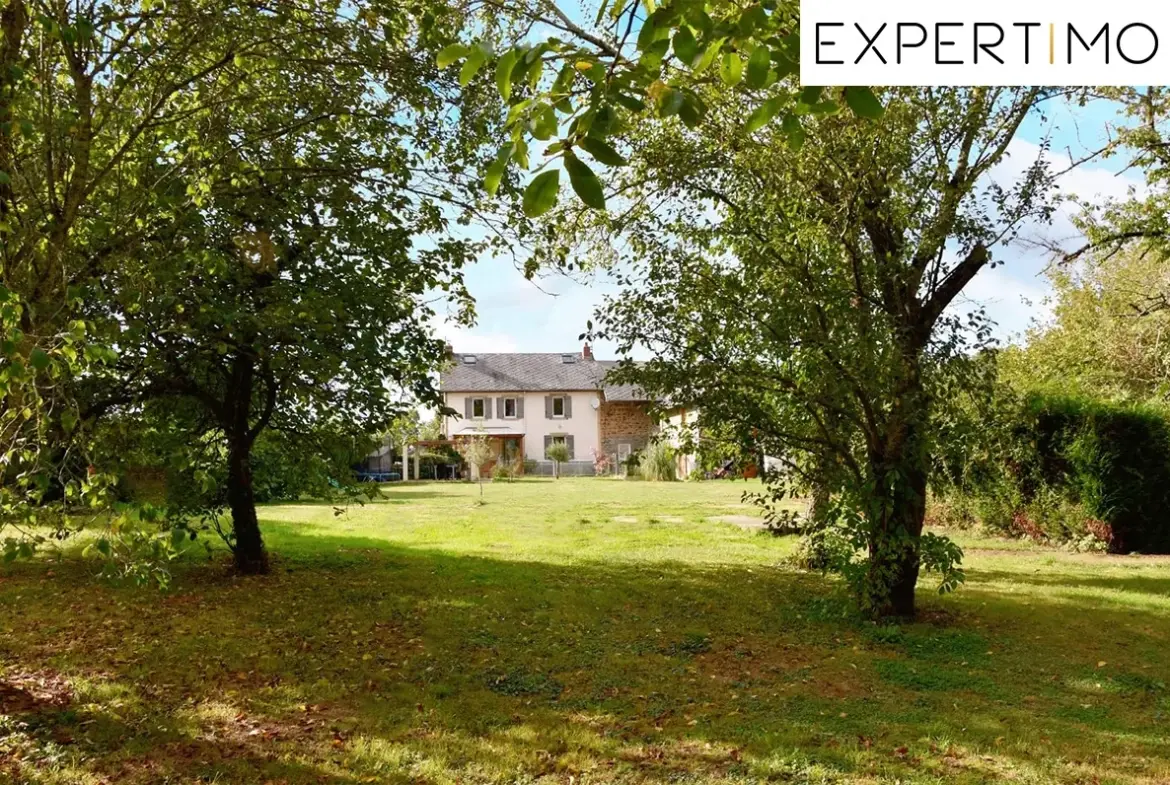 Maison rénovée de 190m² avec grand terrain à Pionsat, idéale pour résidence familiale 