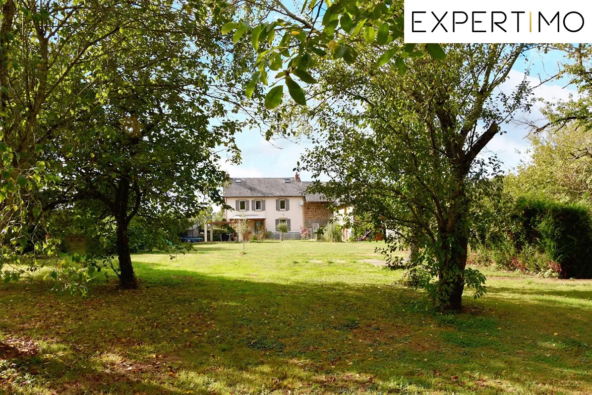 Maison rénovée de 190m² avec grand terrain à Pionsat, idéale pour résidence familiale 