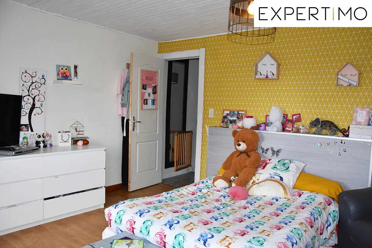 Maison rénovée de 190m² avec grand terrain à Pionsat, idéale pour résidence familiale 