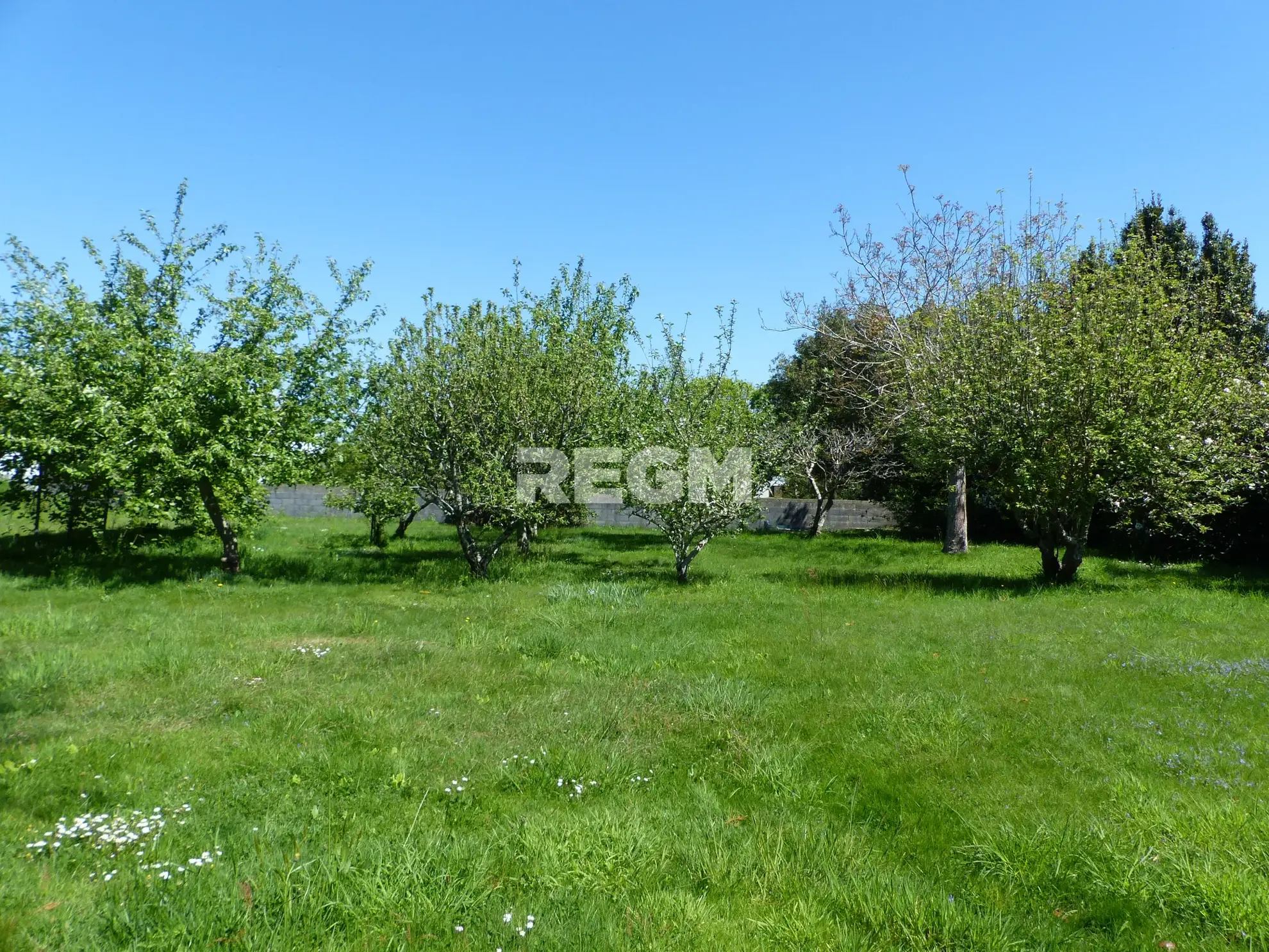 Terrain constructible de 1053 m² à Fouesnant, secteur calme et proche du centre 