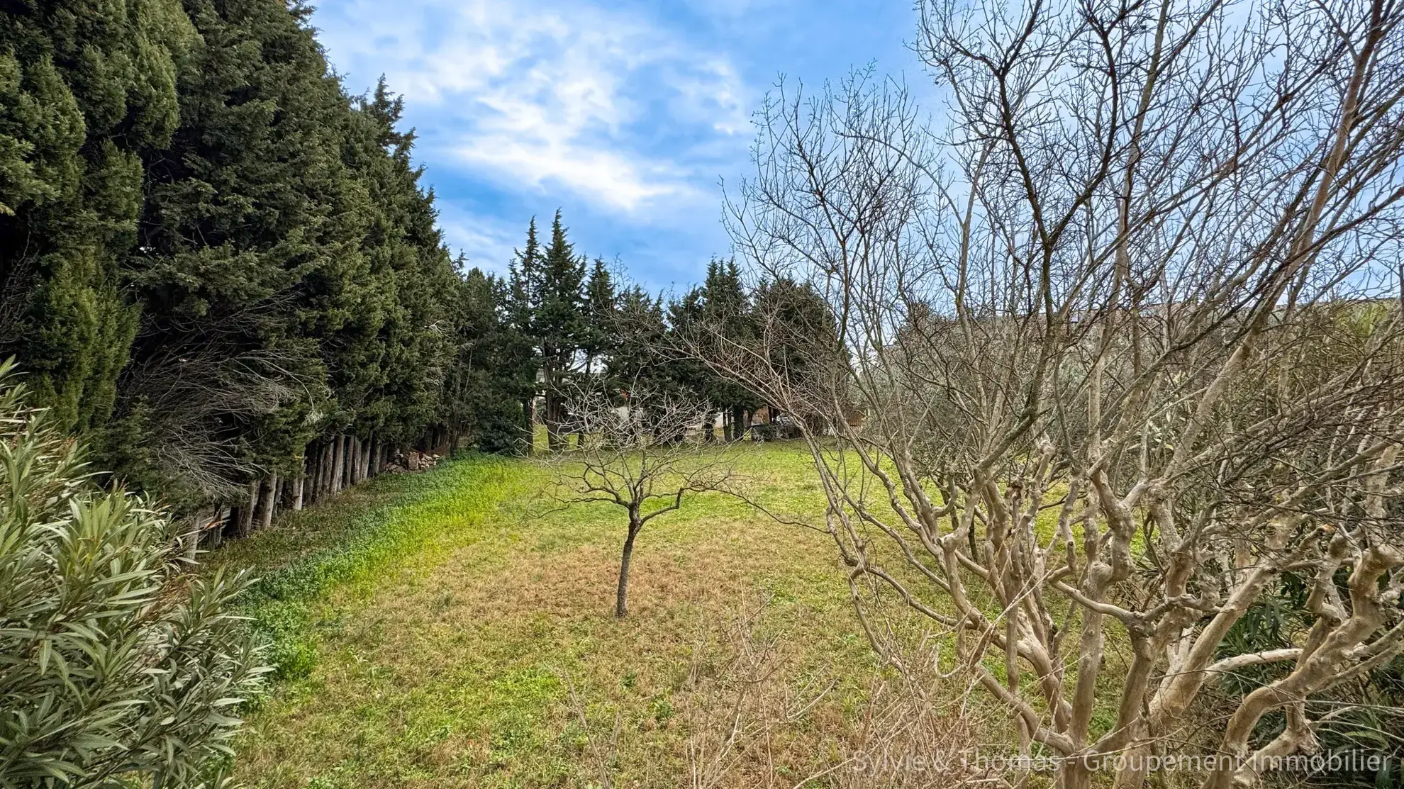 Terrain constructible de 1070 m² à Piolenc, quartier recherché, proximité écoles et commerces 