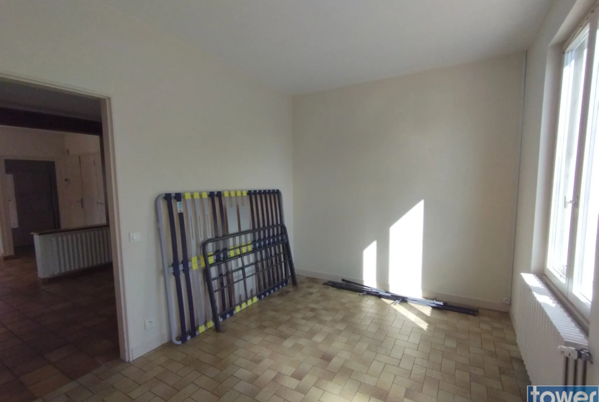 Charmante maison à Noyon avec grand terrain et potentiel d'agrandissement 