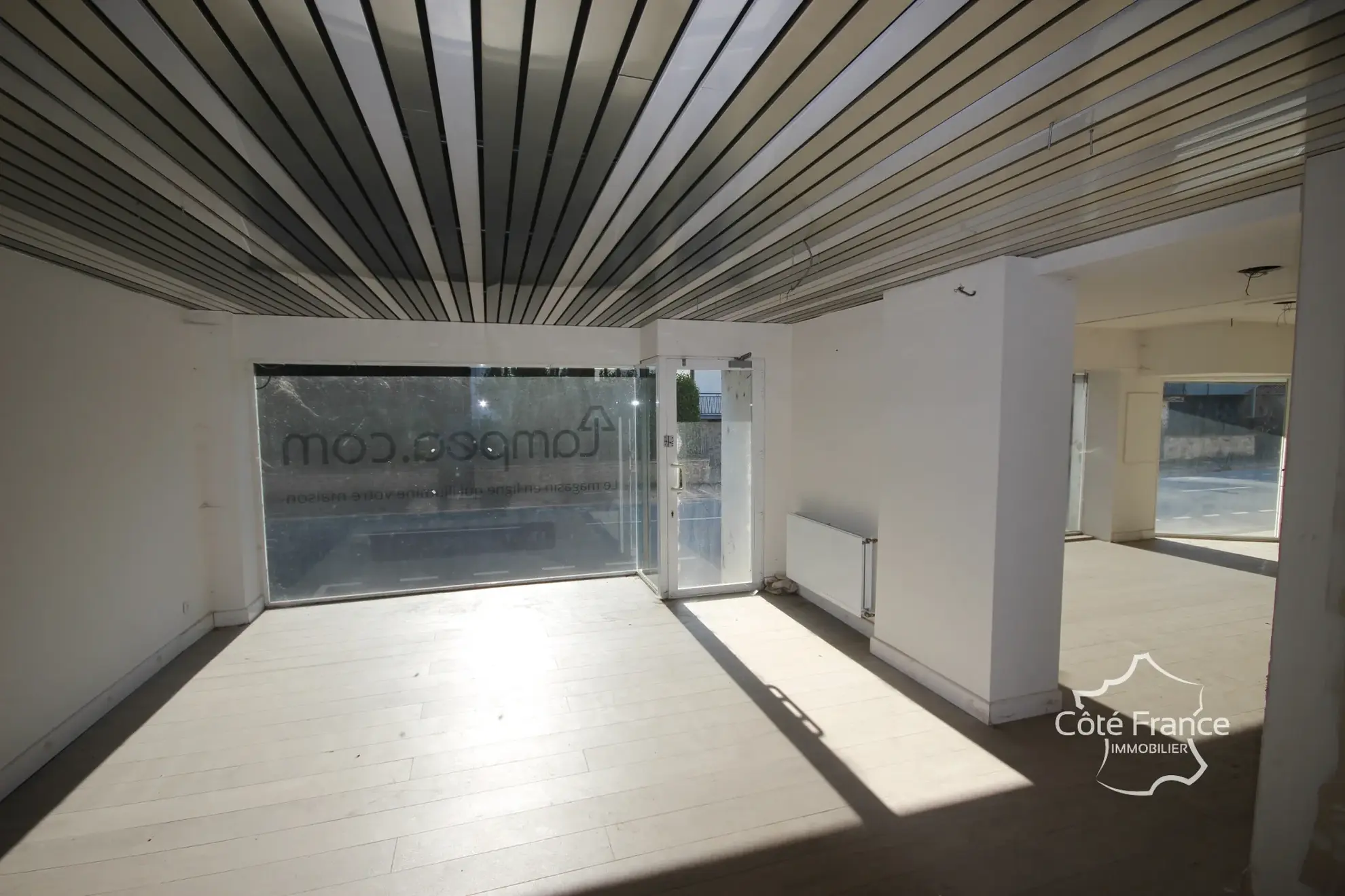 Vente bâtiment professionnel à Givet avec grande vitrine et parking stratégique 