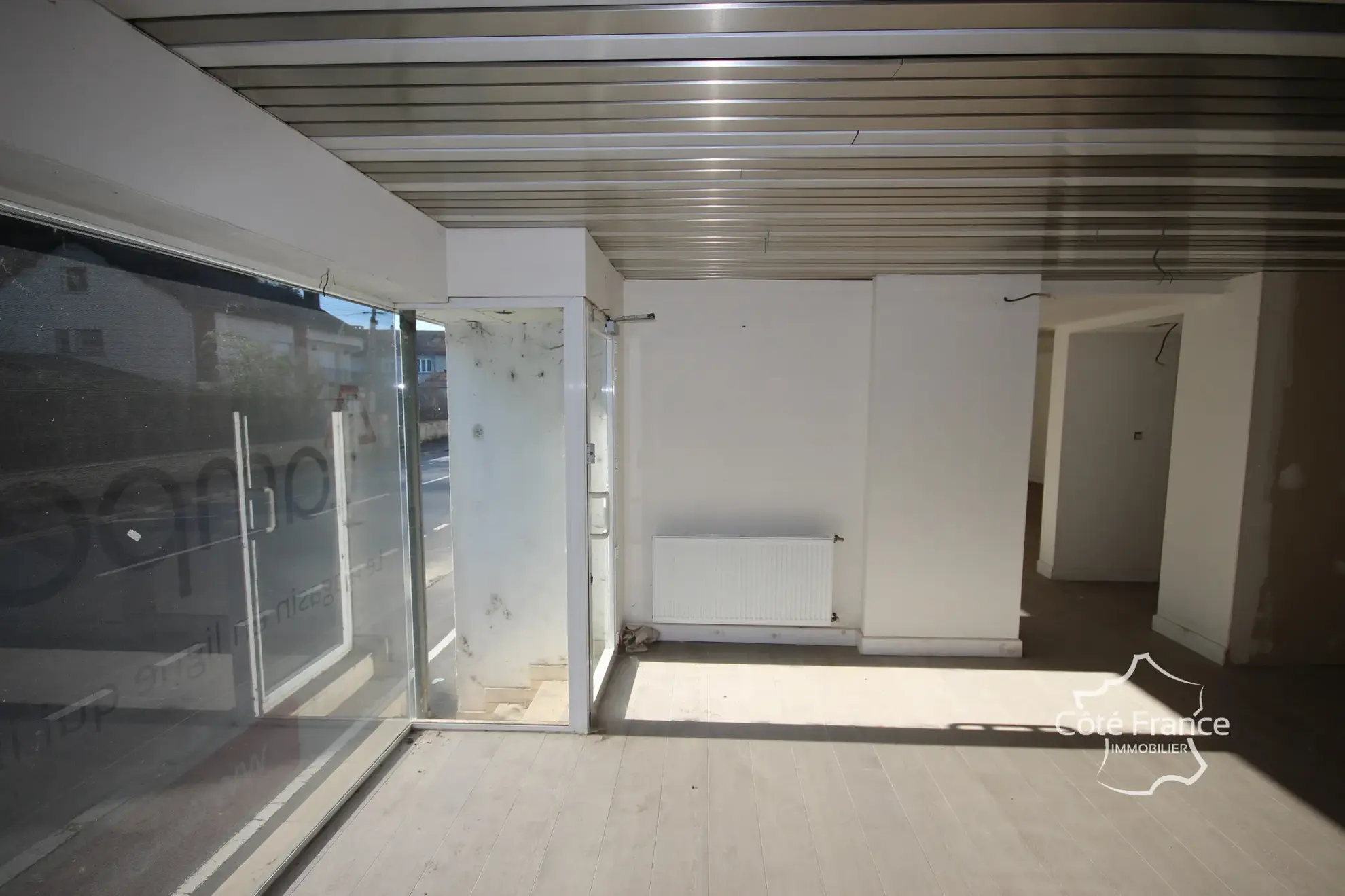 Vente bâtiment professionnel à Givet avec grande vitrine et parking stratégique 