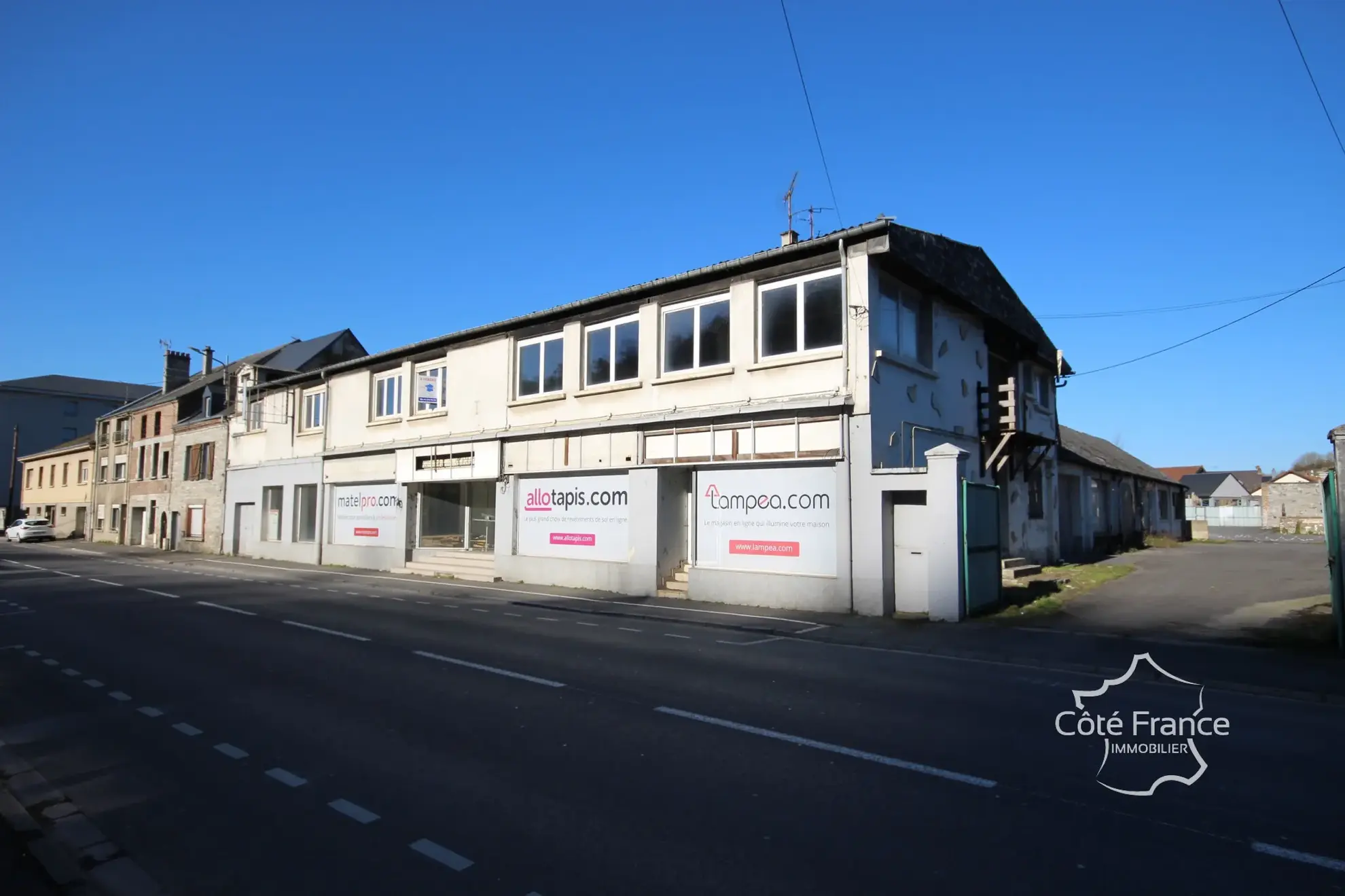 Vente bâtiment professionnel à Givet avec grande vitrine et parking stratégique 