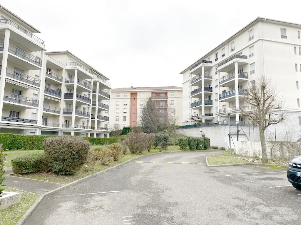 Bel appartement T2 avec balcon et parking à Bourgoin-Jallieu 