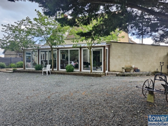 Grande maison en pierre avec 5 chambres et terrain arboré à Segry
