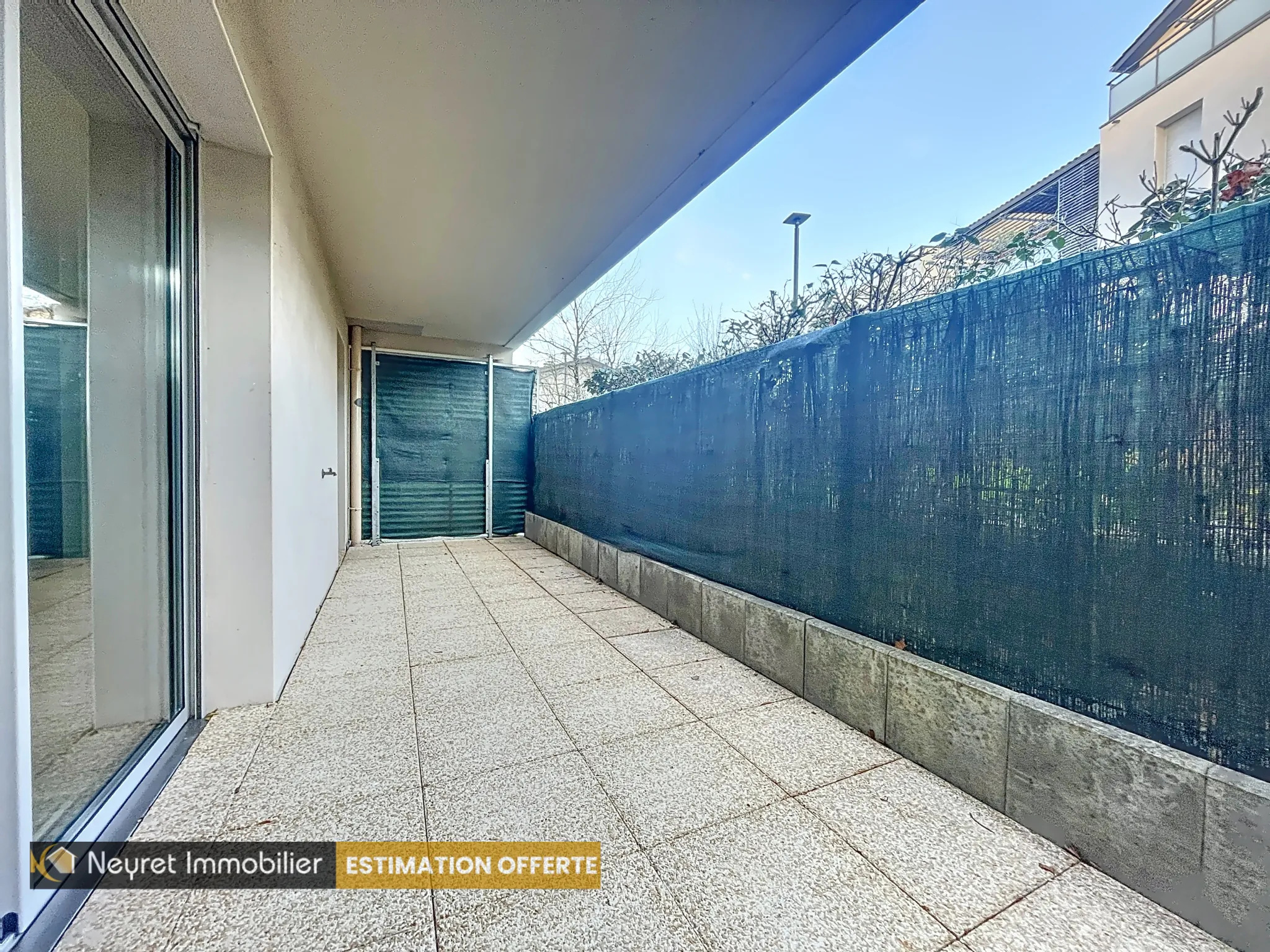 Appartement T2 avec terrasse et garage à Saint-Genis-Laval 