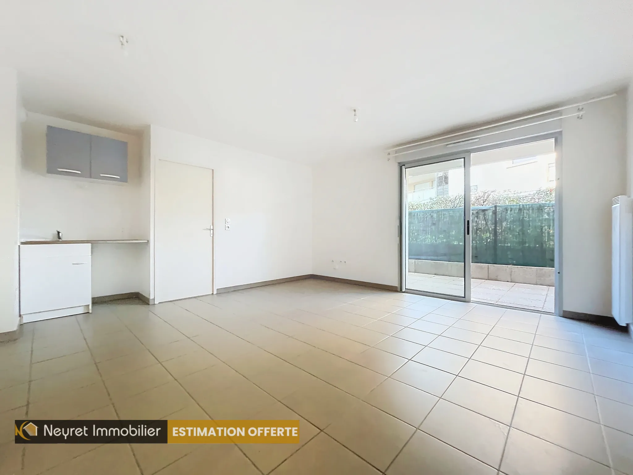 Appartement T2 avec terrasse et garage à Saint-Genis-Laval 