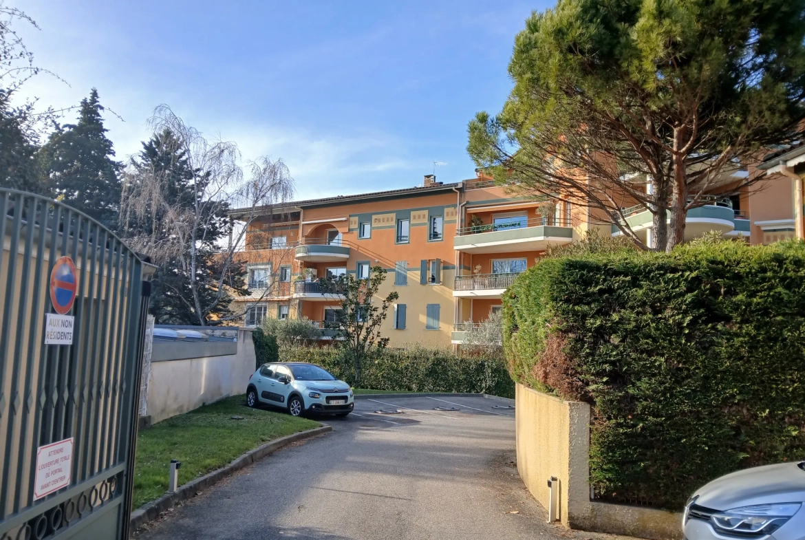 Appartement T4 avec terrasse et garage au centre-ville de Romans-sur-Isère 