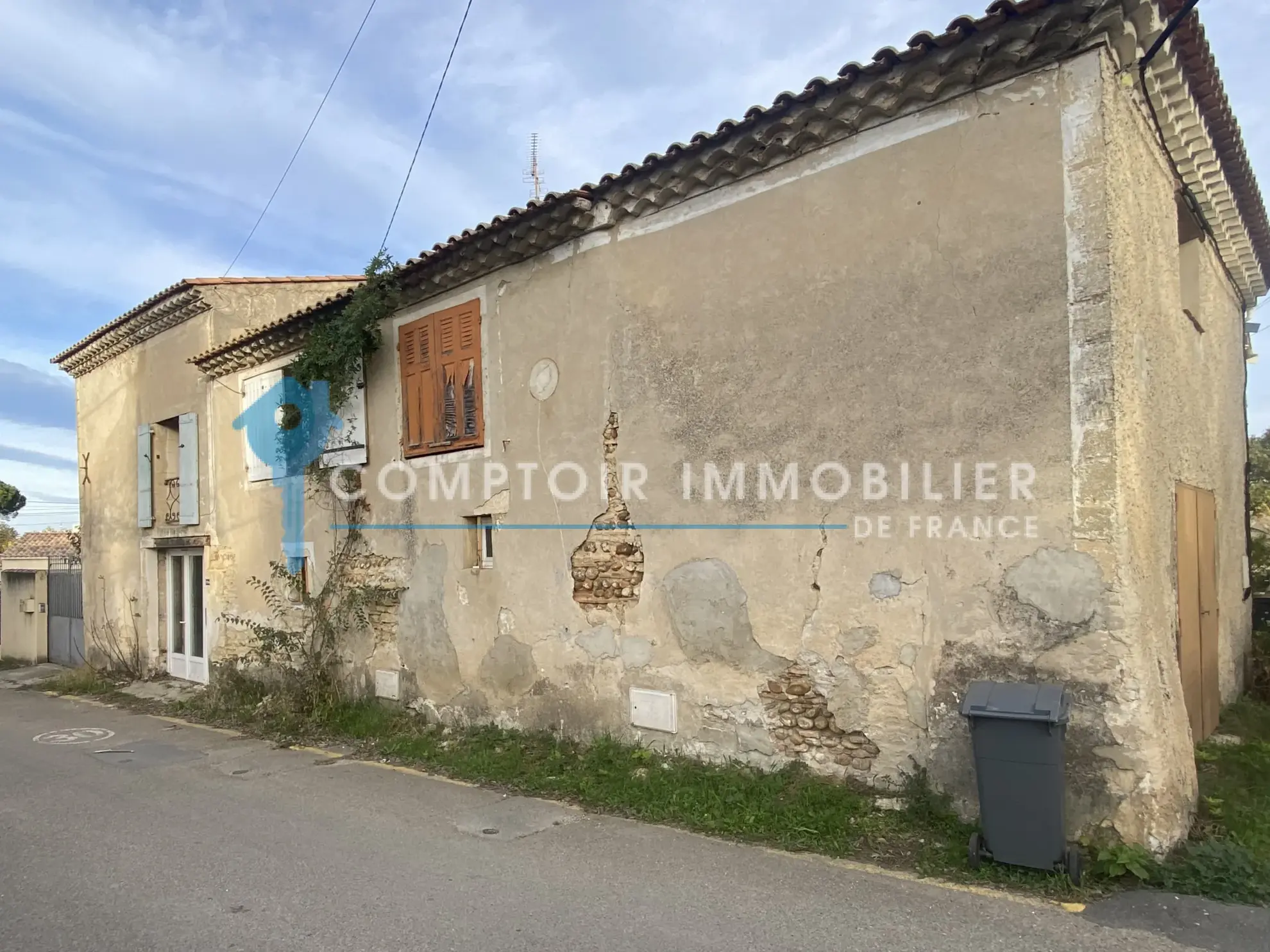 Grande maison de village à Meynes avec combles aménagés et jardin proche écoles 