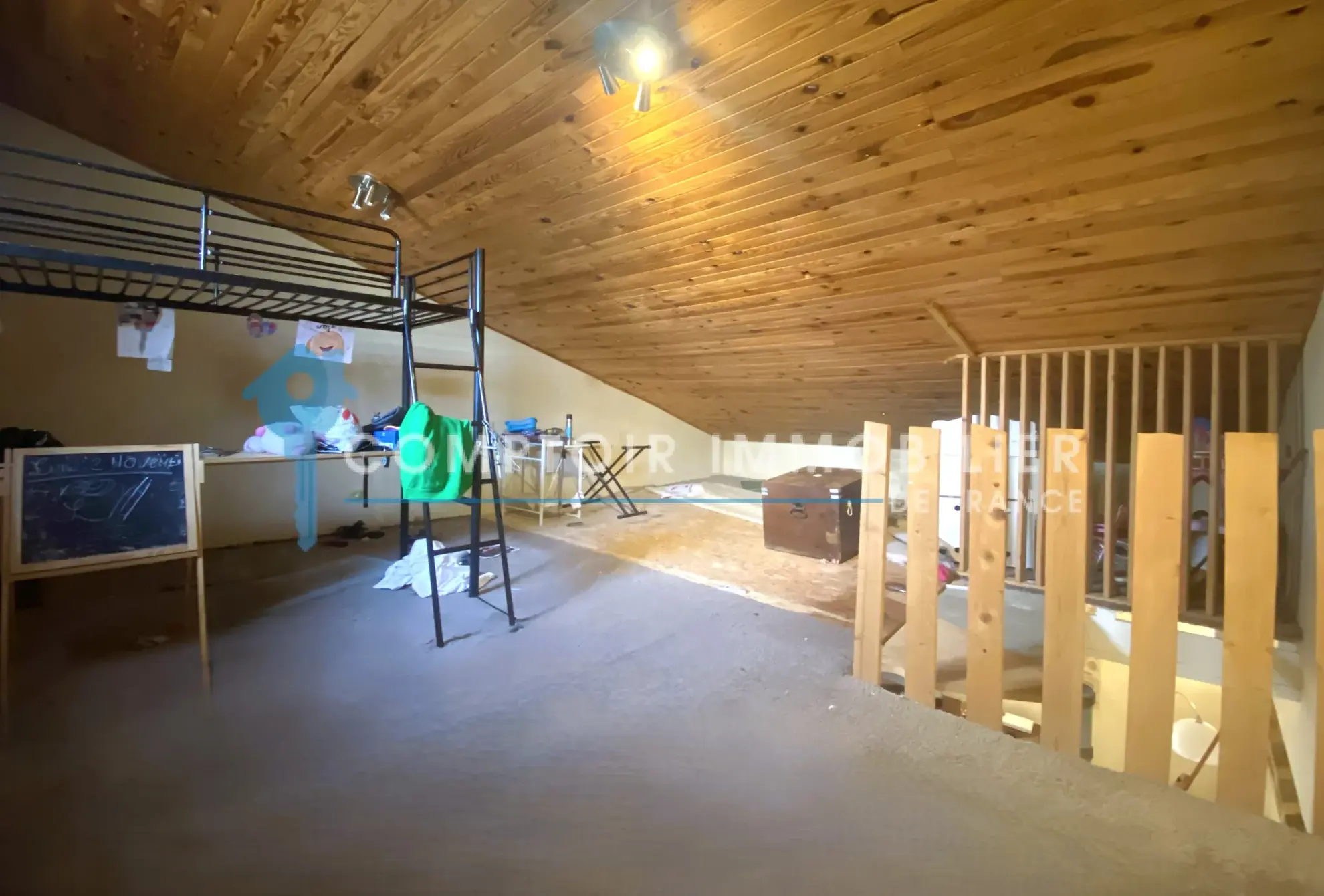 Grande maison de village à Meynes avec combles aménagés et jardin proche écoles 