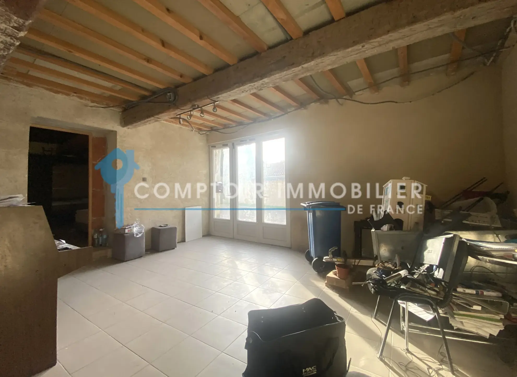 Grande maison de village à Meynes avec combles aménagés et jardin proche écoles 