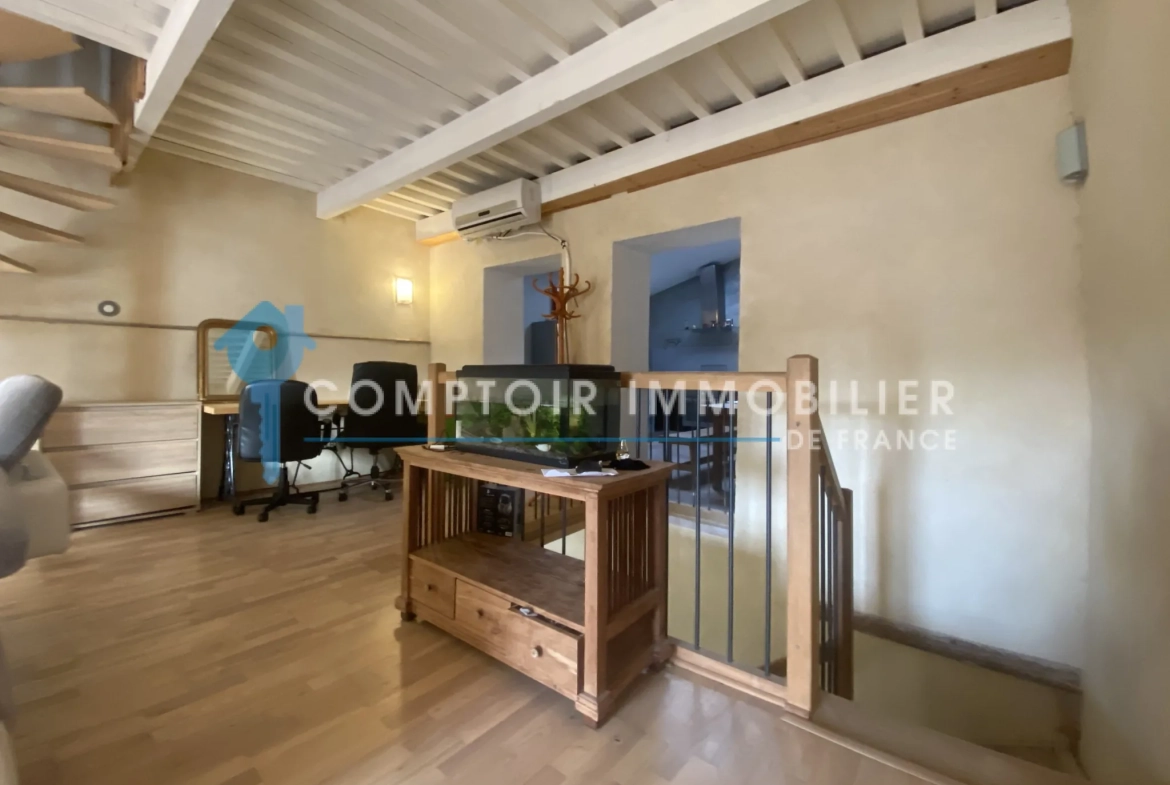 Grande maison de village à Meynes avec combles aménagés et jardin proche écoles 