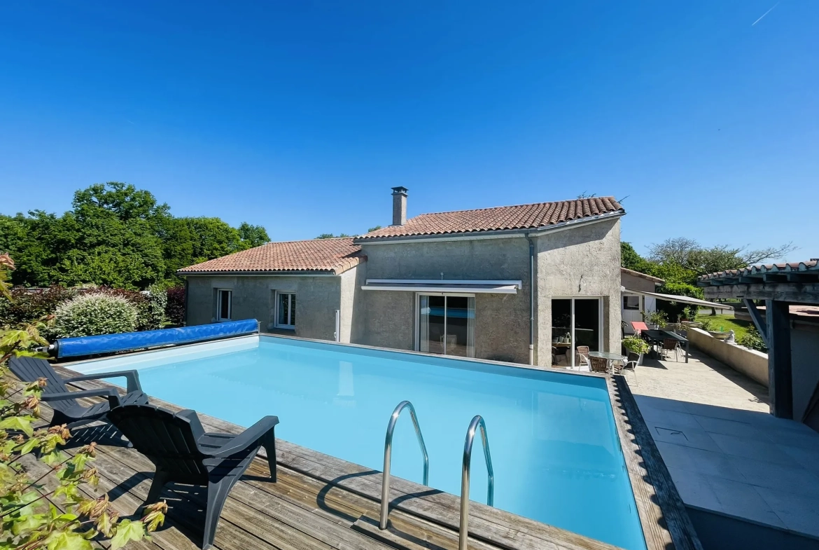 Magnifique maison avec piscine, terrasse et espace indépendant à La Chapelle Montreuil 