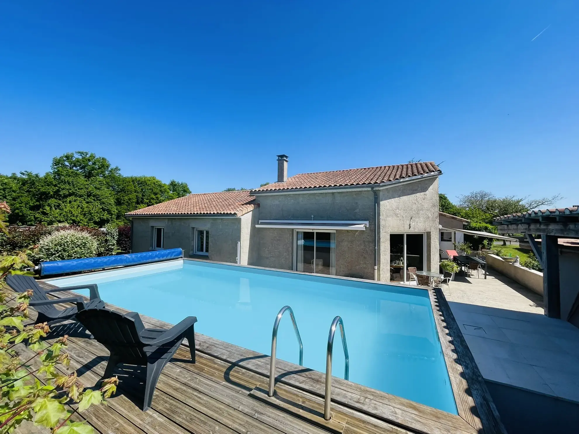 Magnifique maison avec piscine, terrasse et espace indépendant à La Chapelle Montreuil 