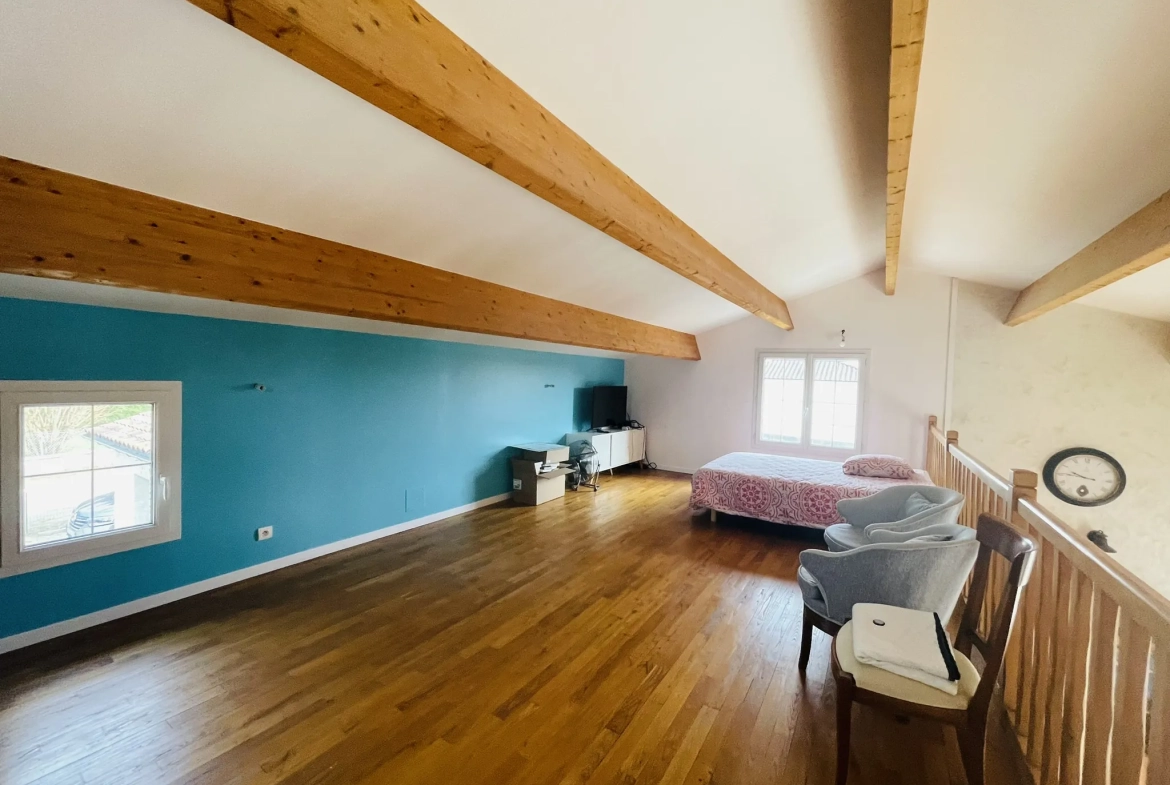 Magnifique maison avec piscine, terrasse et espace indépendant à La Chapelle Montreuil 
