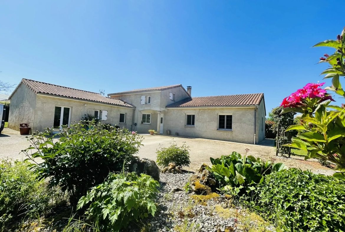 Magnifique maison avec piscine, terrasse et espace indépendant à La Chapelle Montreuil 