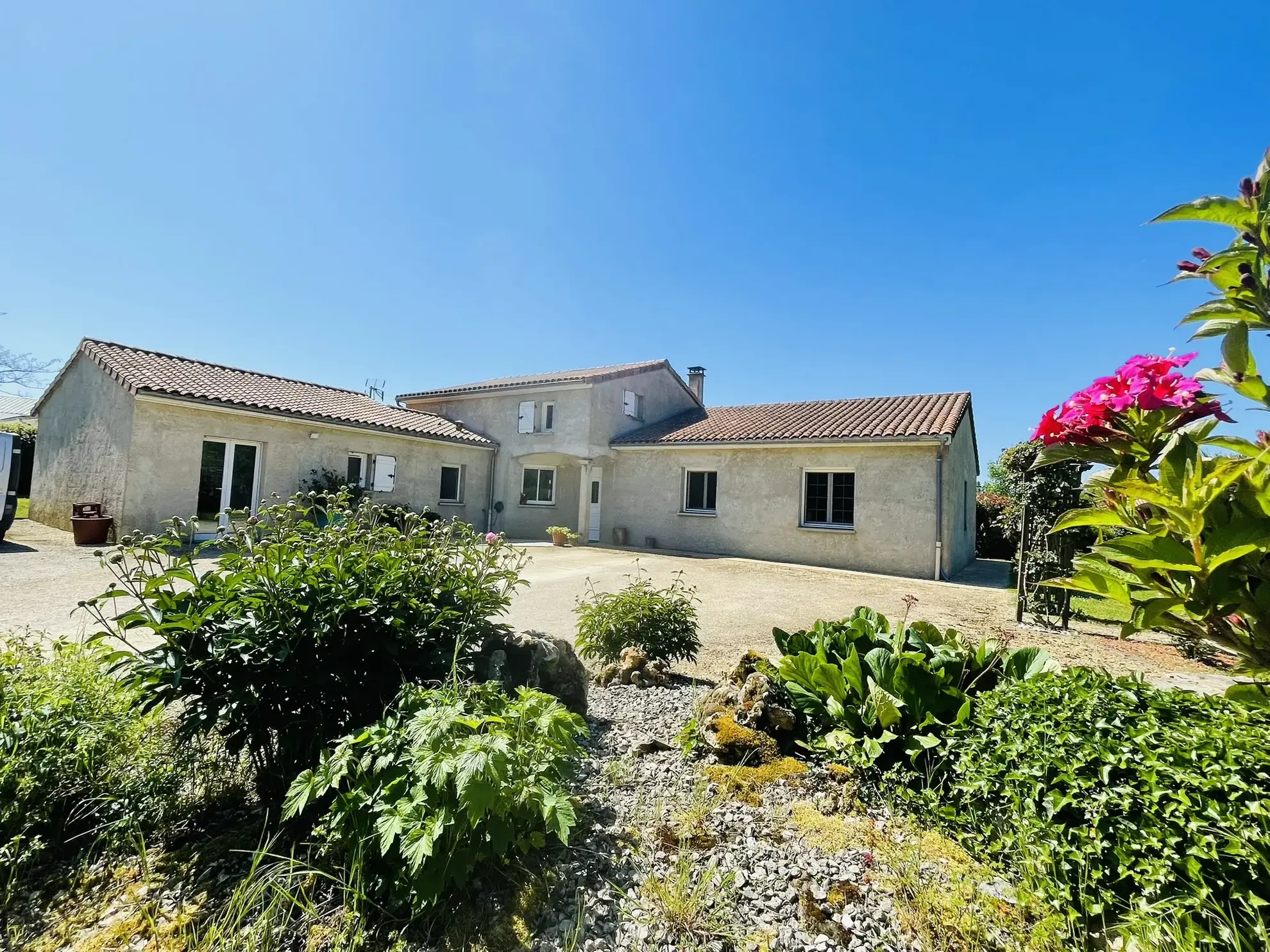 Magnifique maison avec piscine, terrasse et espace indépendant à La Chapelle Montreuil 