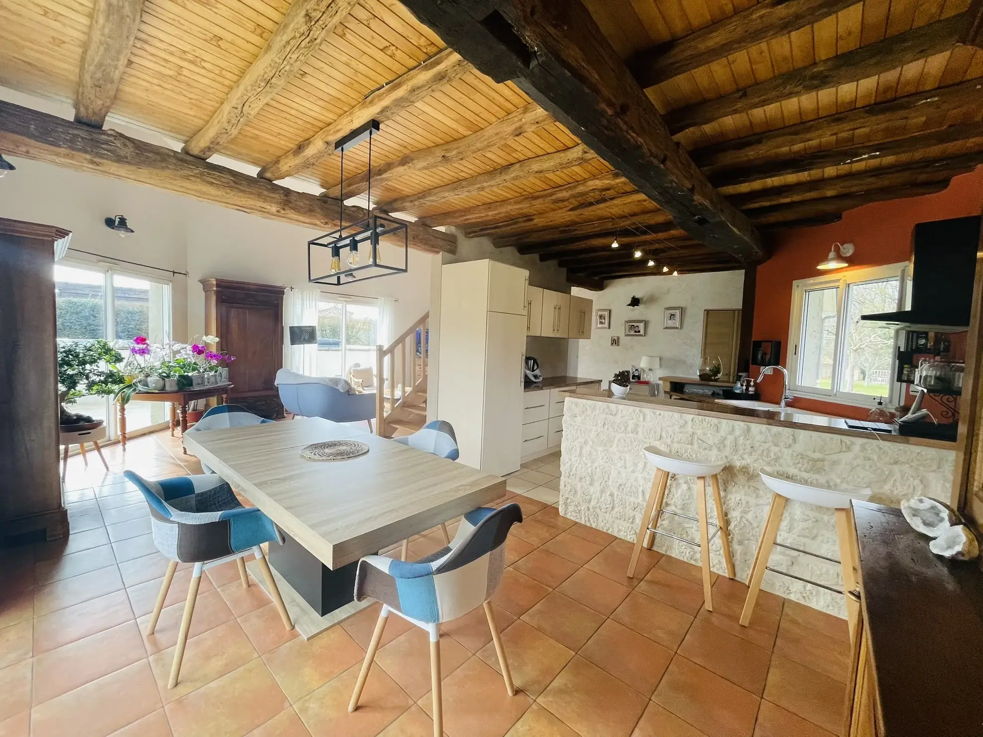 Magnifique maison avec piscine, terrasse et espace indépendant à La Chapelle Montreuil 