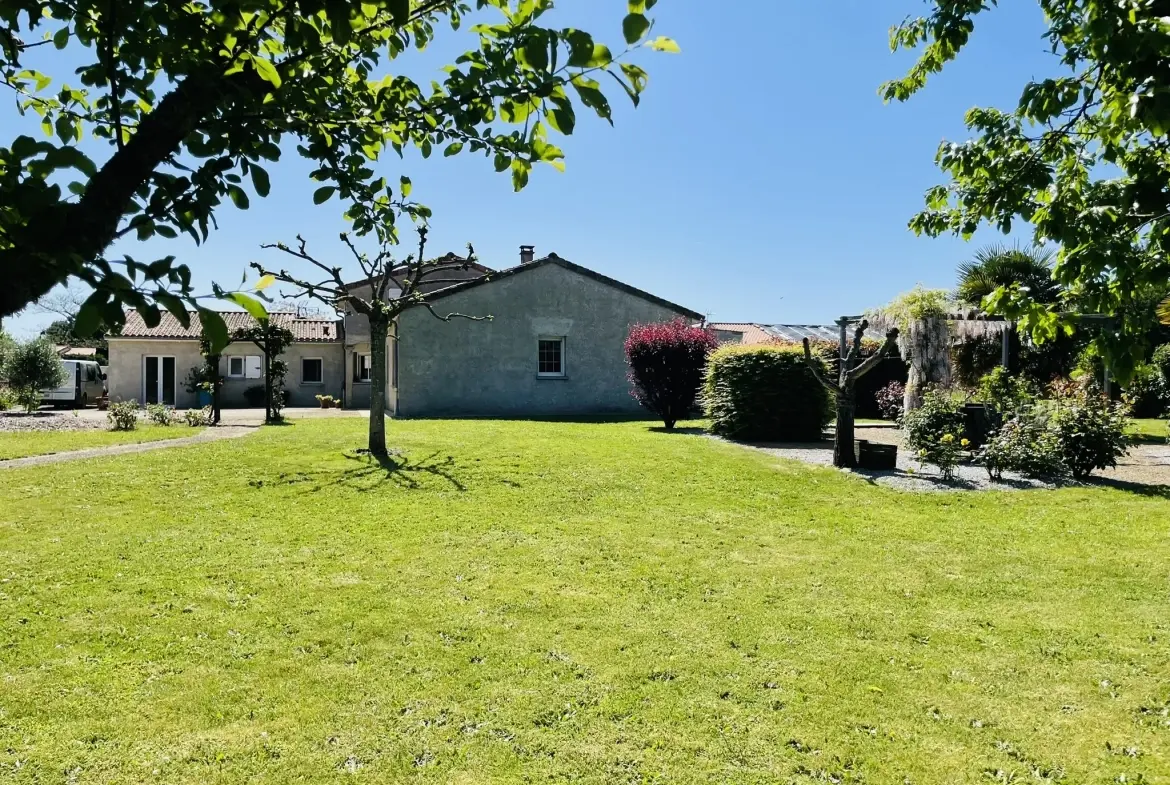 Magnifique maison avec piscine, terrasse et espace indépendant à La Chapelle Montreuil 