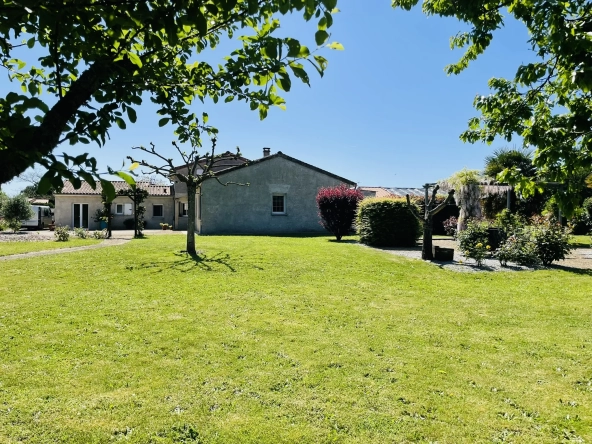 Magnifique maison avec piscine, terrasse et espace indépendant à La Chapelle Montreuil