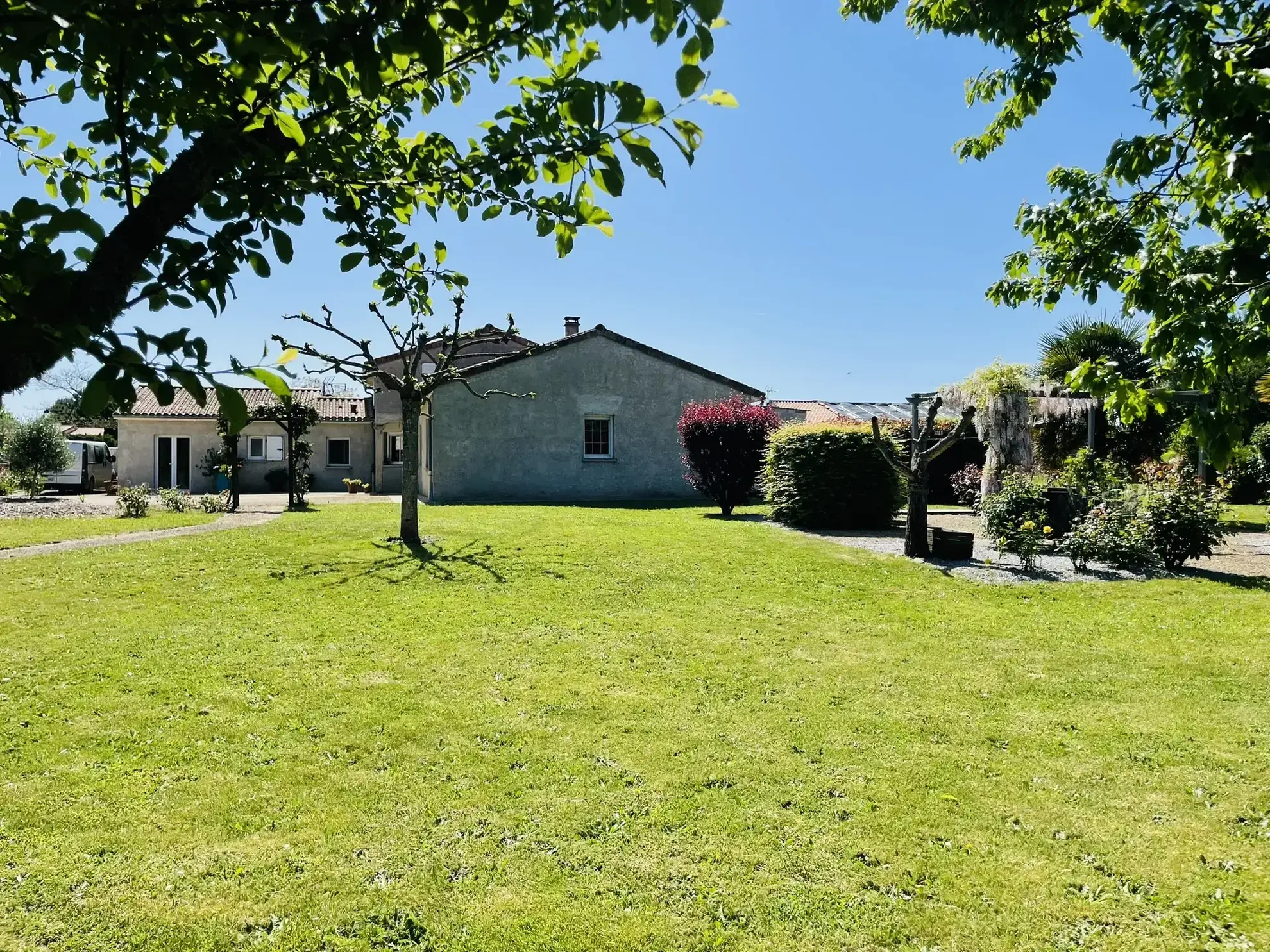 Magnifique maison avec piscine, terrasse et espace indépendant à La Chapelle Montreuil 