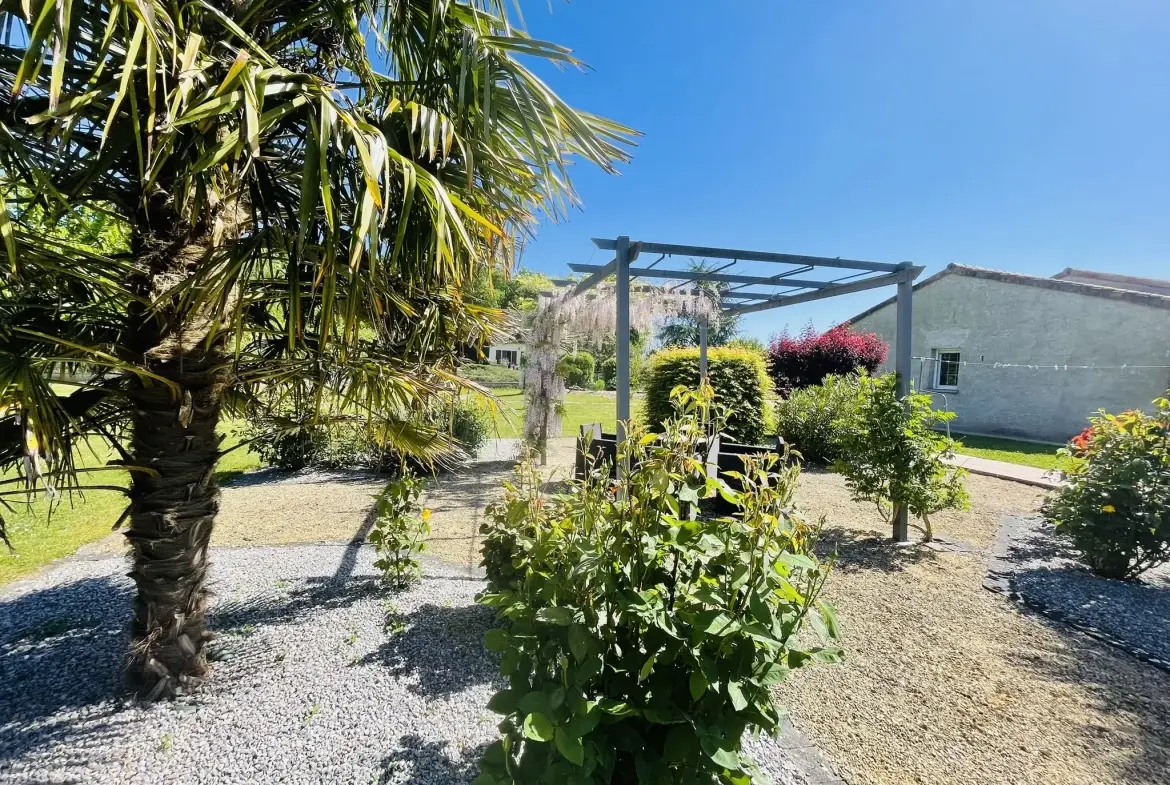 Magnifique maison avec piscine, terrasse et espace indépendant à La Chapelle Montreuil 