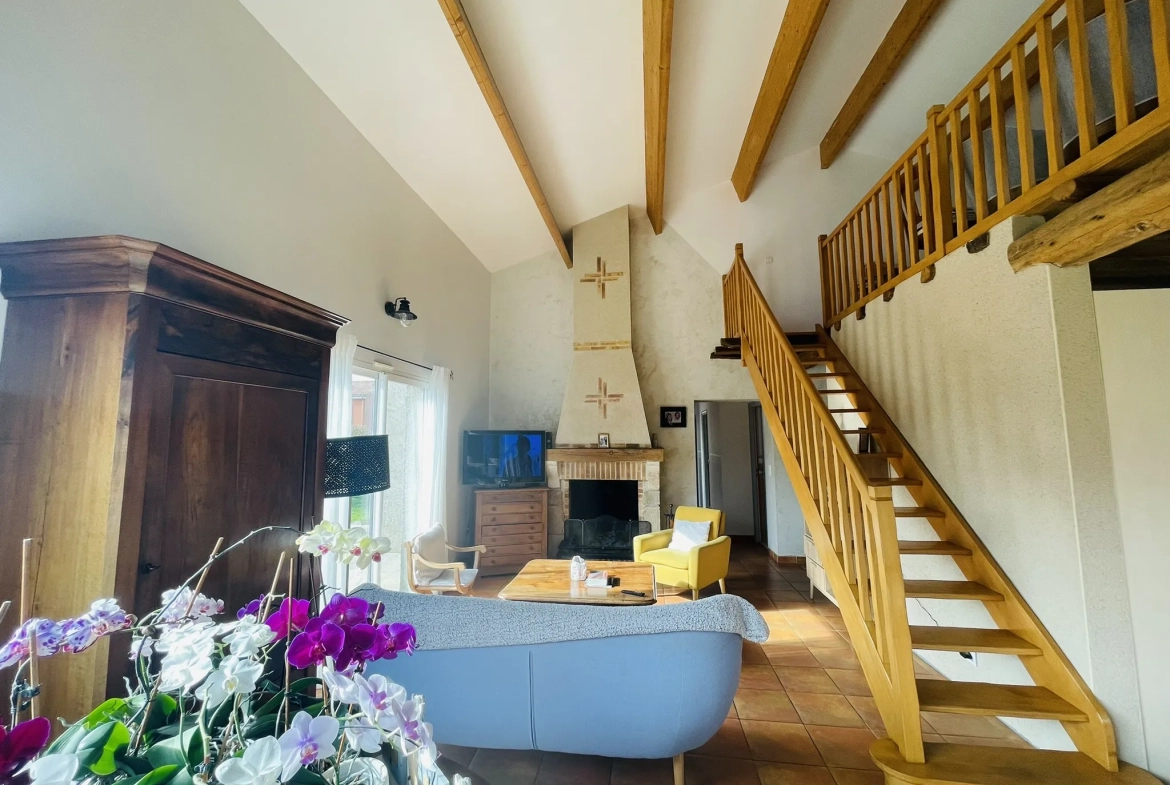 Magnifique maison avec piscine, terrasse et espace indépendant à La Chapelle Montreuil 