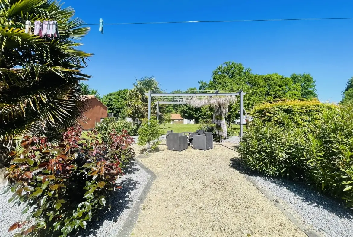 Magnifique maison avec piscine, terrasse et espace indépendant à La Chapelle Montreuil 