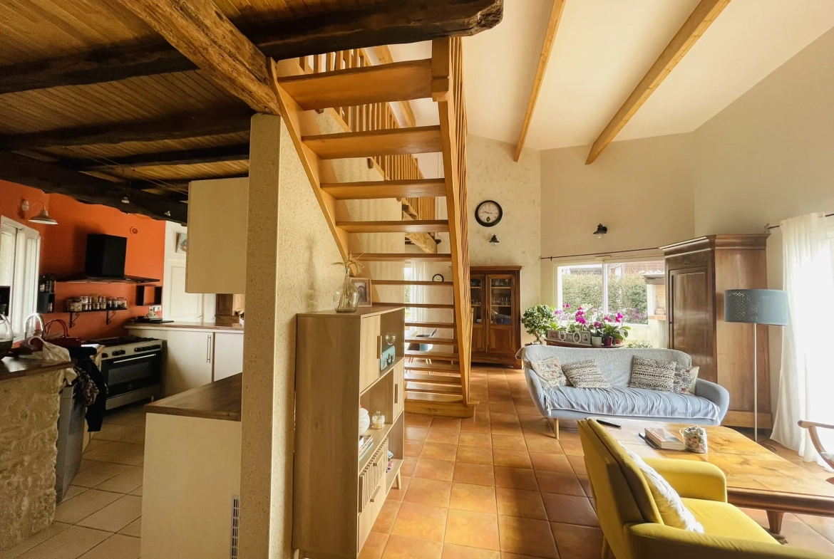 Magnifique maison avec piscine, terrasse et espace indépendant à La Chapelle Montreuil 