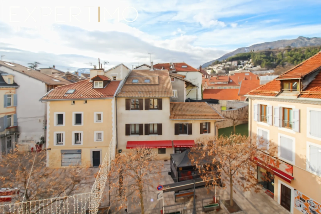 Appartement à rénover en centre-ville de Gap avec vue dégagée et cave