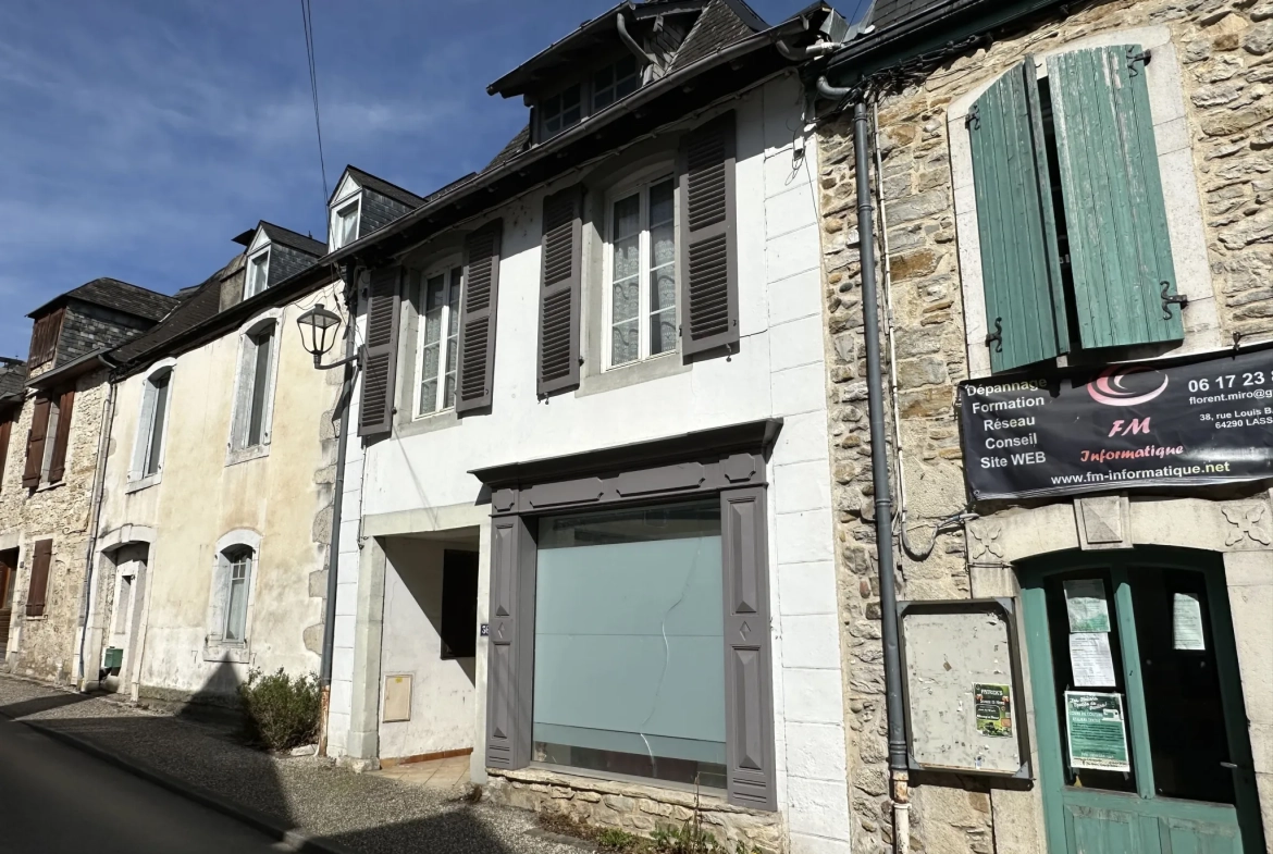 Maison avec local commercial et potentiel d'aménagement à Lasseube 