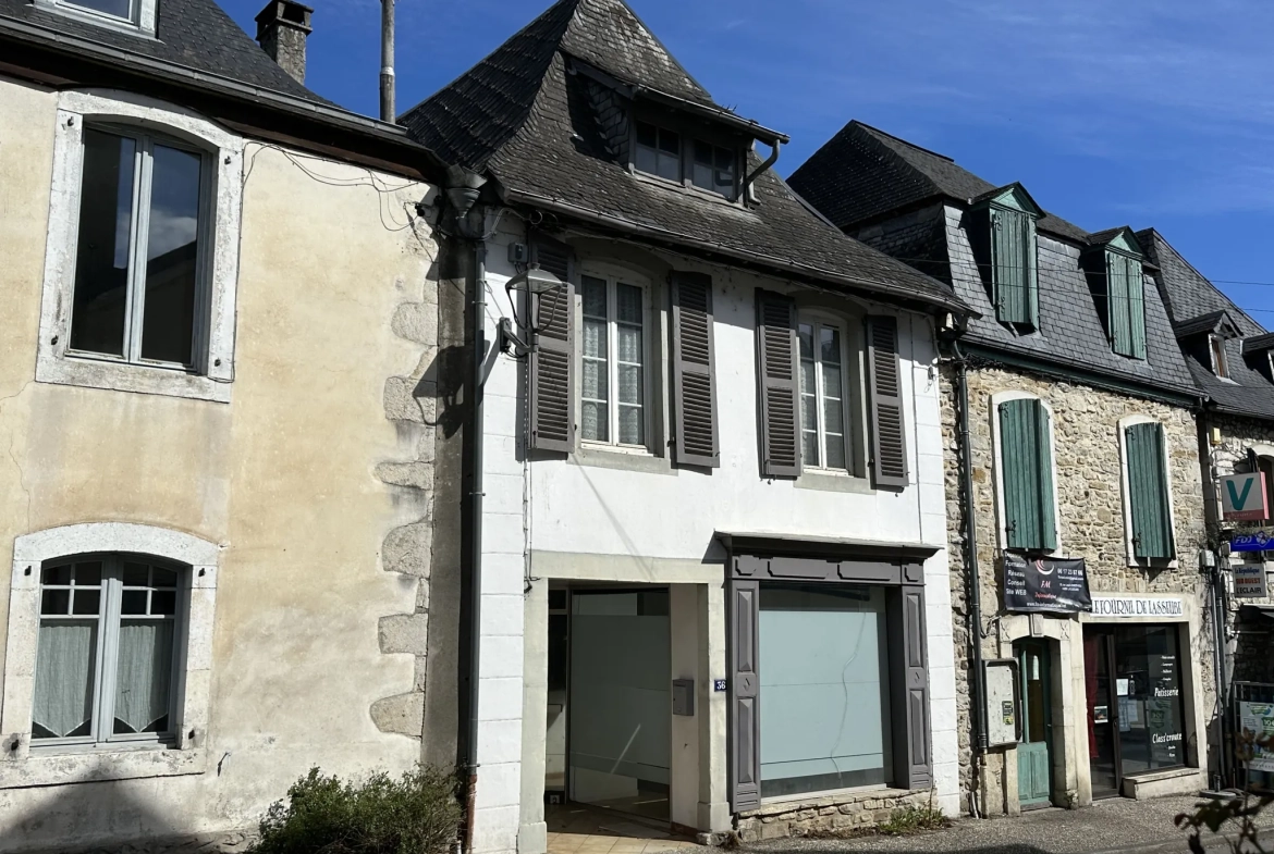 Maison avec local commercial et potentiel d'aménagement à Lasseube 