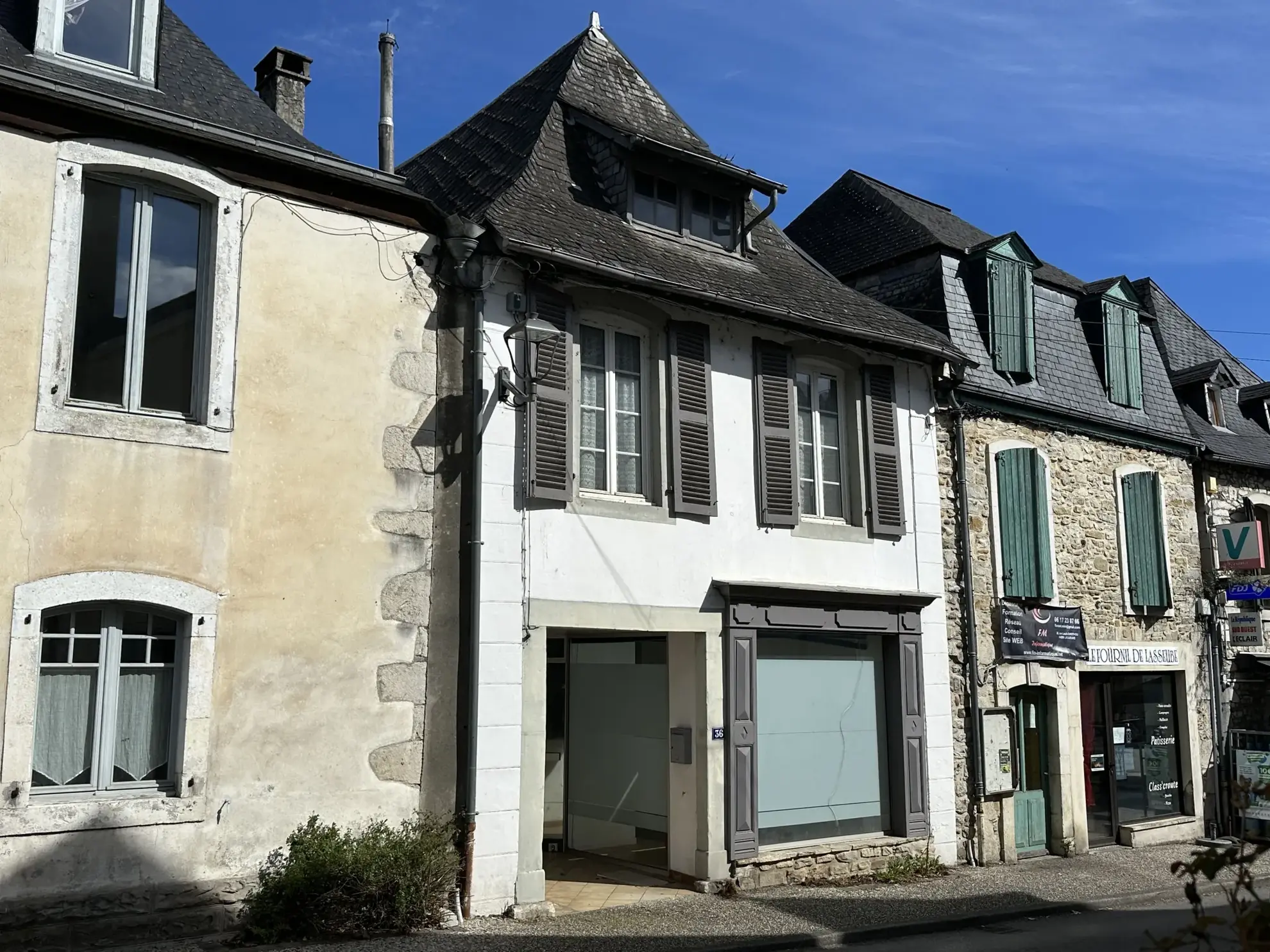 Maison avec local commercial et potentiel d'aménagement à Lasseube 