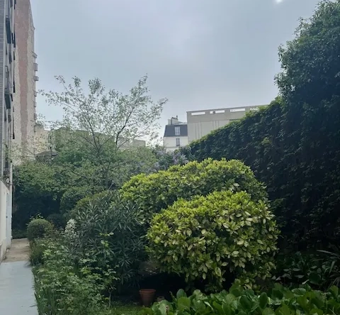 Studio à Paris 13e, au rez-de-chaussée avec jardin, classé G 