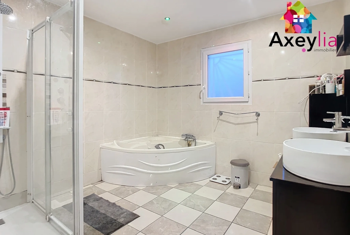 Maison moderne de plain-pied à vendre à Saint-Léger-sur-Roanne avec garage et terrasse 