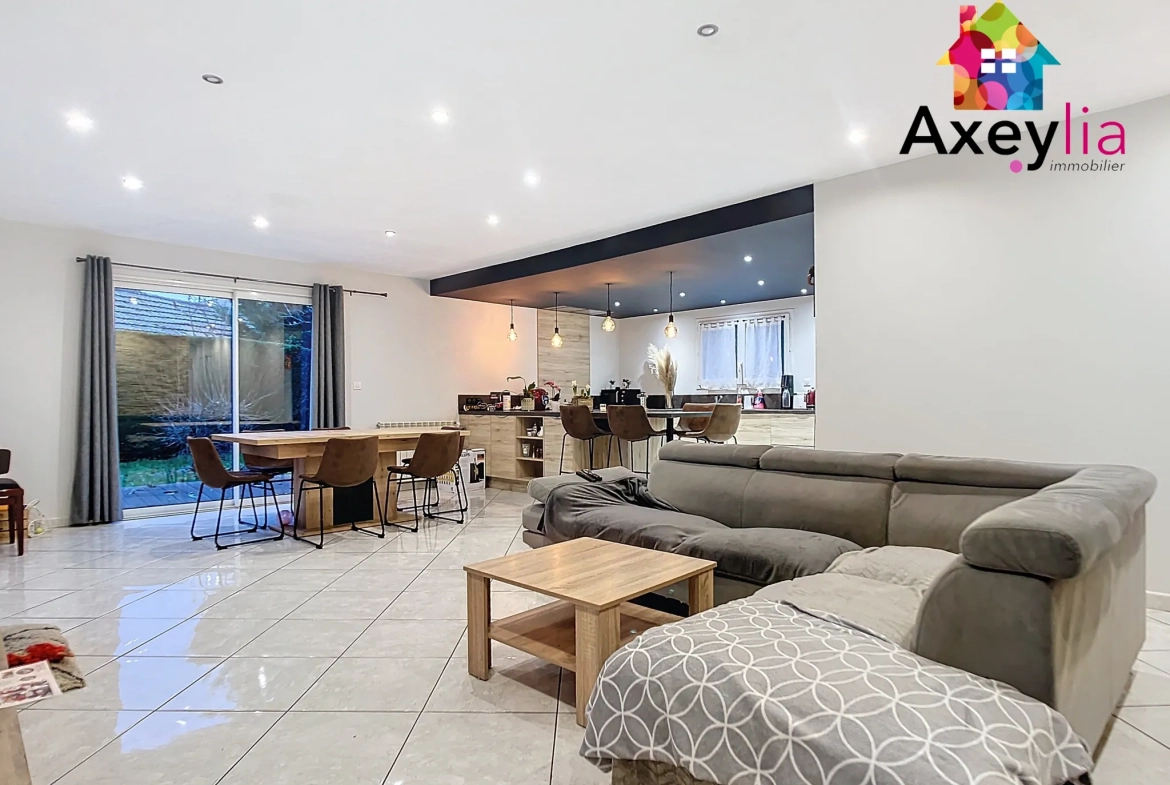Maison moderne de plain-pied à vendre à Saint-Léger-sur-Roanne avec garage et terrasse 