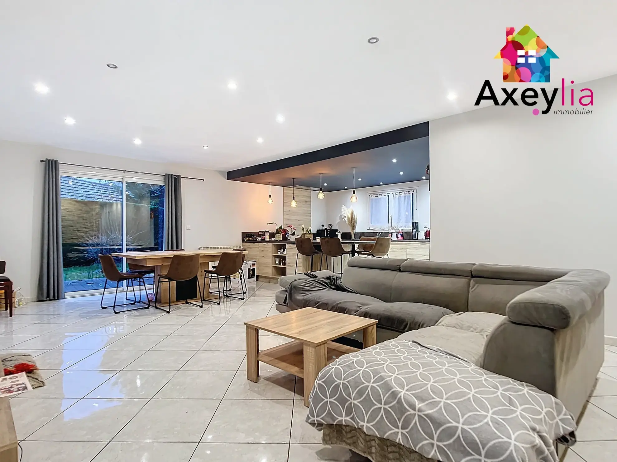 Maison moderne de plain-pied à vendre à Saint-Léger-sur-Roanne avec garage et terrasse 