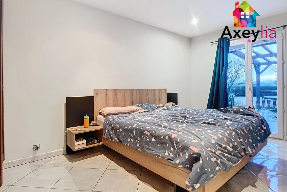 Maison moderne de plain-pied à vendre à Saint-Léger-sur-Roanne avec garage et terrasse 