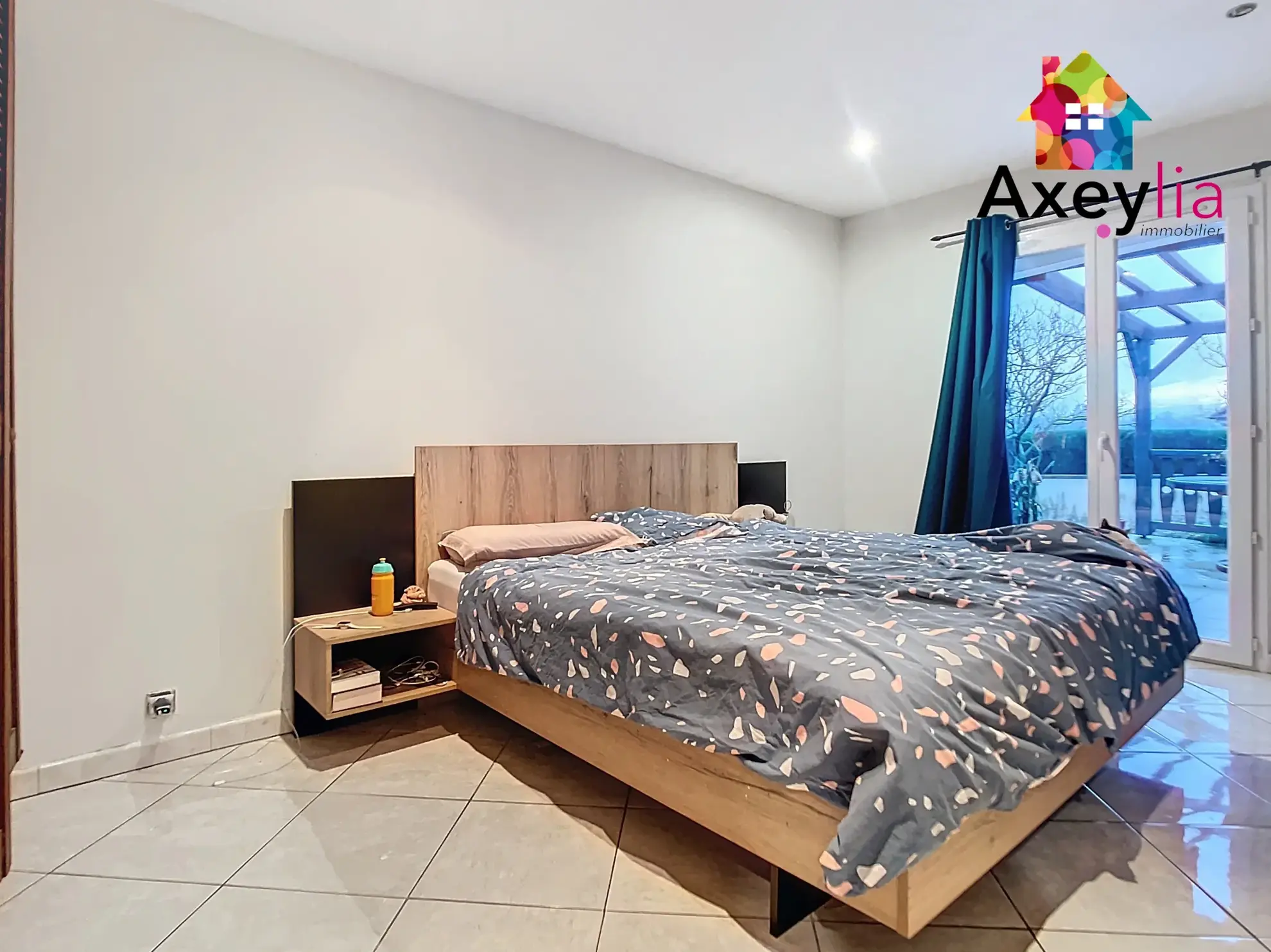 Maison moderne de plain-pied à vendre à Saint-Léger-sur-Roanne avec garage et terrasse 