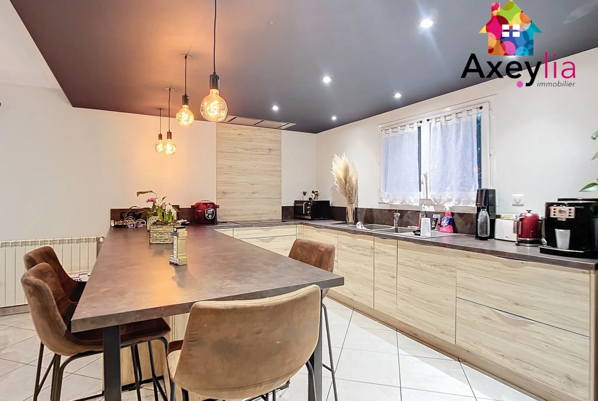 Maison moderne de plain-pied à vendre à Saint-Léger-sur-Roanne avec garage et terrasse 